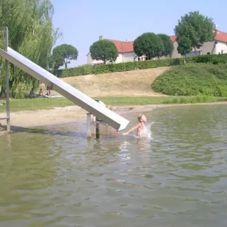 Gezellige Vakantiewoning Aan Het Water In - Recreational Only No Workers Casa de Férias *