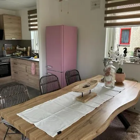 Gezellige Vakantiewoning Aan Het Water In - Recreational Only No Workers Semesterbostad