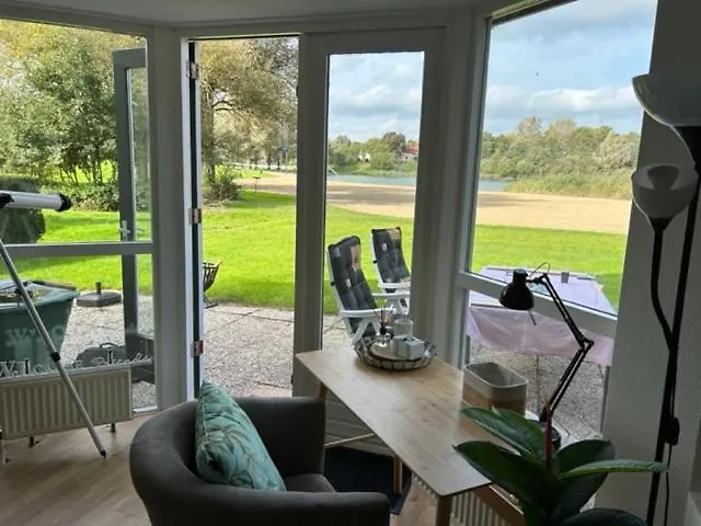 Gezellige Vakantiewoning Aan Het Water In - Recreational Only No Workers Semesterbostad *