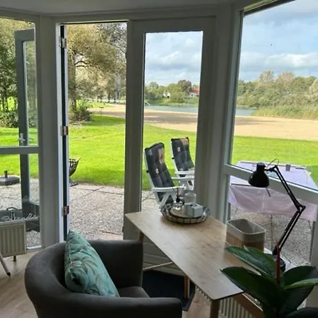 Gezellige Vakantiewoning Aan Het Water In - Recreational Only No Workers Nyaraló *